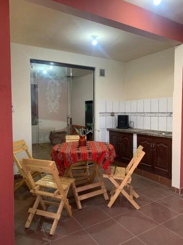 una cucina con tavolo e sedie in una stanza di Mandala a Cochabamba