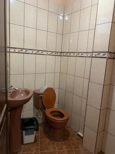 bagno con servizi igienici e lavandino di Mandala a Cochabamba