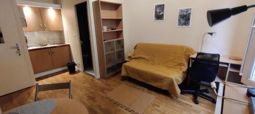 a room with a bed and a desk with a microphone at Appartement de charme au coeur de Dijon, refait à neuf, tout à pied in Dijon