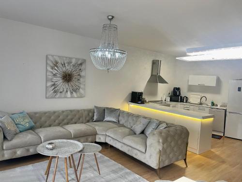 sala de estar con sofá y cocina en Apartment Puma v centre Piešťan, en Piešťany