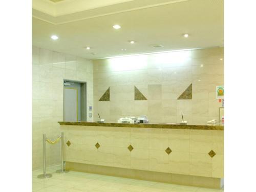 - une grande salle de bains avec un comptoir et un miroir dans l'établissement Hotel Montagne Matsumoto - Vacation STAY 73659v, à Matsumoto