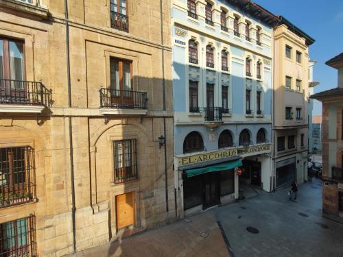 an empty street in a city with buildings at Piso Ayuntamiento Los Candiles in Oviedo