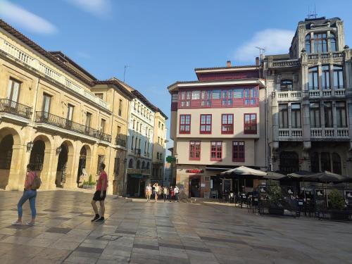 un grupo de personas caminando por una calle de la ciudad en Apartamento Ayuntamiento Los Candiles, en Oviedo