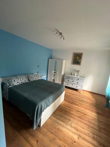 a bedroom with a bed and a dresser at Rovere dalla riva in Arzene