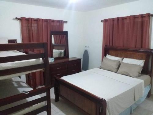 1 dormitorio con 2 literas y espejo en Coco Resort Samana en Santa Bárbara de Samaná