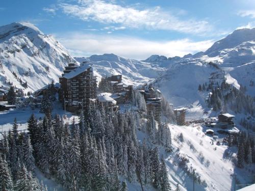 un bâtiment au sommet d'une montagne recouverte de neige dans l'établissement TILIA - Quartier Falaise- 2 pièces 5 voyageurs, à Avoriaz