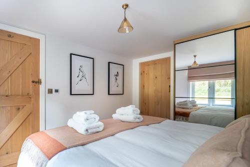 um quarto com uma cama com toalhas em The Old Workshop, Corbridge em Corbridge
