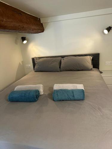 - un grand lit avec 2 oreillers bleus dans l'établissement Massena square View 2 min to the beach & the old town, à Nice