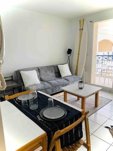 un salon avec un canapé et une table dans l'établissement Pontalife, à Vaux-sur-Mer