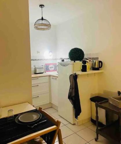 Il comprend une petite cuisine équipée d'une cuisinière et d'un réfrigérateur. dans l'établissement Pontalife, à Vaux-sur-Mer