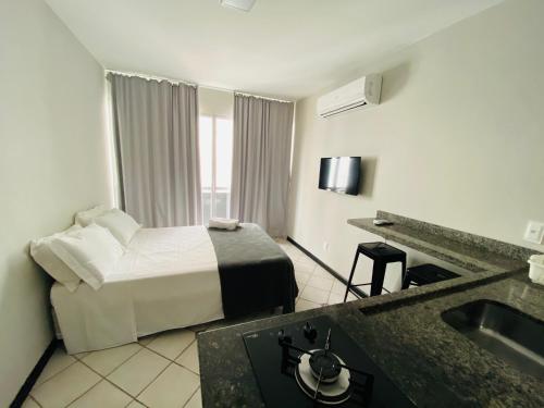 Habitación de hotel con cama y lavabo en Innbox - Canasvieiras 2, en Florianópolis
