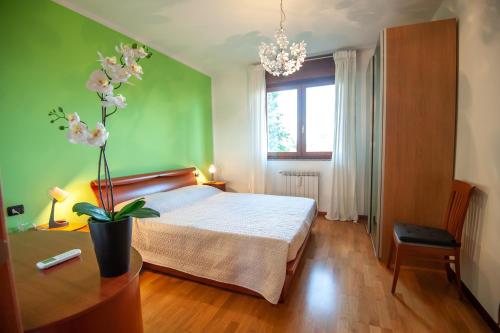 - une chambre avec un lit, une table et une fenêtre dans l'établissement monica Casa Vacanza, à Busto Arsizio