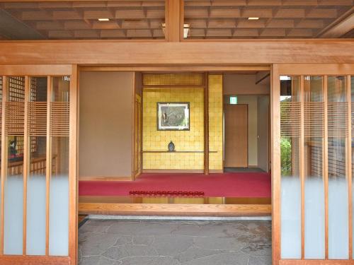 uma vista para o interior de um quarto com janelas em Hotel Akaboshitei - Vacation STAY 49562v em Echizen