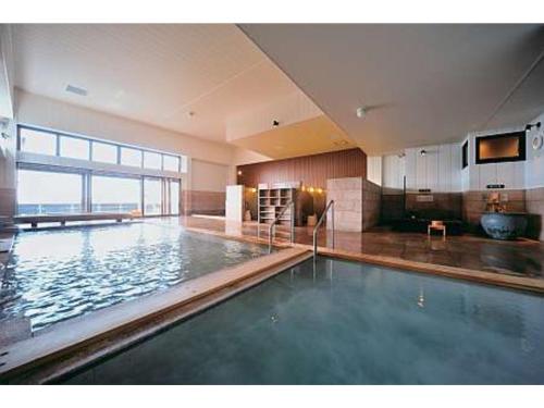 una gran piscina en un edificio con una gran ventana en Kajitsu no mori - Vacation STAY 53781v, en Ichinoseki