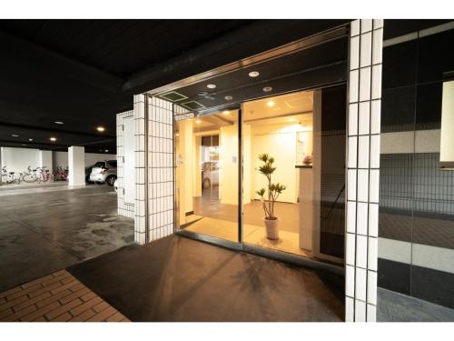 een gebouw met een raam met een potplant erin bij ＨＯＴＥＬ ＰＡＧＯＤＡ - Vacation STAY 65048v in Nara