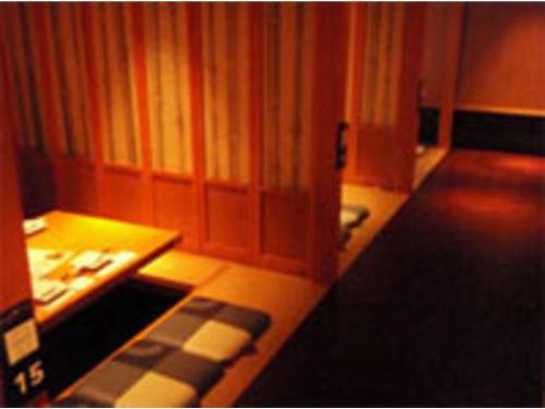 桑名市にあるKuwana Park Hotel - Vacation STAY 66854vのチェッカーフロアのキッチン(テーブル付)