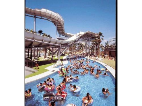 桑名市にあるKuwana Park Hotel - Vacation STAY 66854vのウォーターパークのプールに集まった人々
