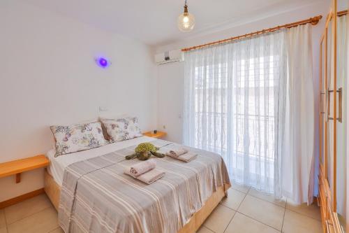 una camera da letto con un letto e due asciugamani di Apollo Apart a Kaş