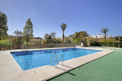 una piscina en medio de un patio en MALAGA CAMPUS APARTMENT Piscina y Parking incluido, en Málaga