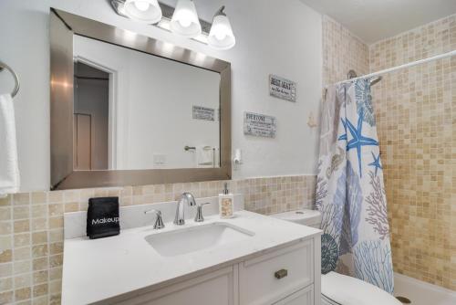 Vannituba majutusasutuses Walk to Art District and Beach Pet-Friendly Getaway