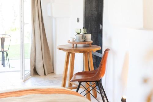 une table et une chaise dans une pièce avec une fenêtre dans l'établissement Unique guest room in the heart of Provence 
