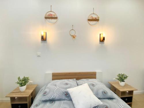 - une chambre avec un lit et deux lumières sur le mur dans l'établissement Mohd'or 2 - Calais, à Calais