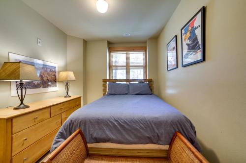 Ένα ή περισσότερα κρεβάτια σε δωμάτιο στο Mammoth Lakes Condo with Fireplace Near Skiing!
