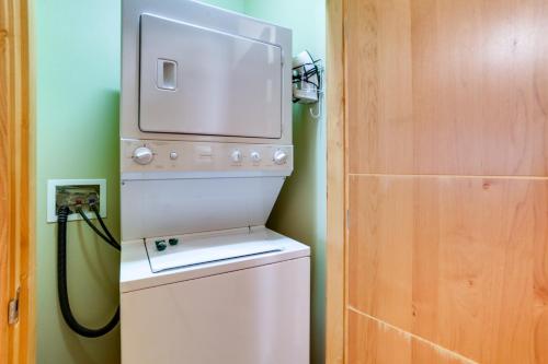 Φωτογραφία από το άλμπουμ του Mammoth Lakes Condo with Fireplace Near Skiing! στο Μαμούθ Λέικς