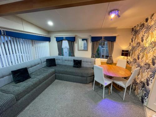 Posezení v ubytování Millfield Caravan Park - The Sandhurst - Coastal Caravan Breaks