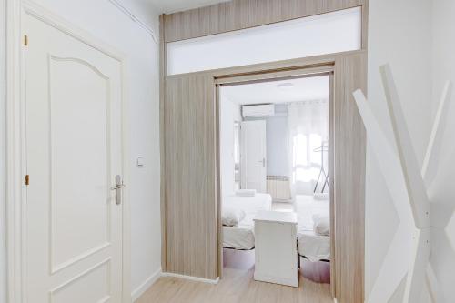 un pasillo con una puerta que conduce a una sala de estar en Barcelona Beach Vibes, en Sant Adrià de Besòs