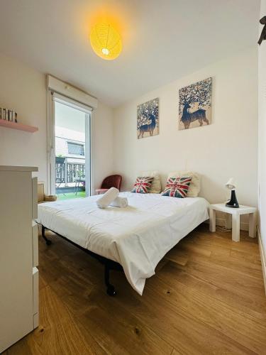 une chambre avec un grand lit dans une pièce dans l'établissement Le vintage, à Tours