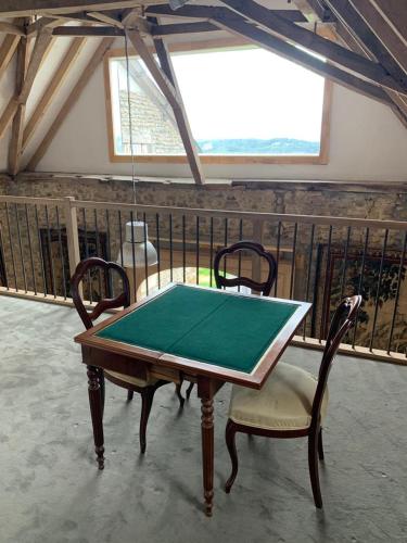 - une table de ping-pong et 2 chaises dans la chambre dans l'établissement Domaine de Berducq, à Monein
