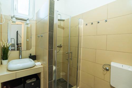 een badkamer met een glazen douche en een toilet bij Cosy Corner - Entire Apartment near Oktogon in Boedapest