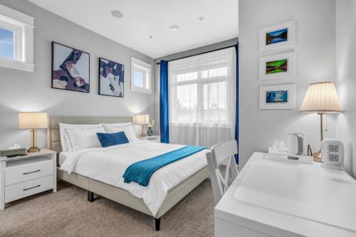 um quarto com uma cama, uma secretária e uma janela em Vancouver West Cozy Retreat by Host Launch em Vancouver