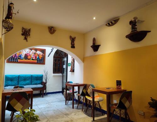 een restaurant met tafels en stoelen en een bank bij Kitu Hotel in Quito