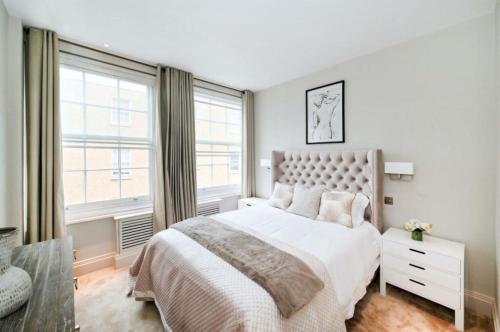 Ένα ή περισσότερα κρεβάτια σε δωμάτιο στο Prime Mayfair Pied De Terre Sleeps 6 Top Floor