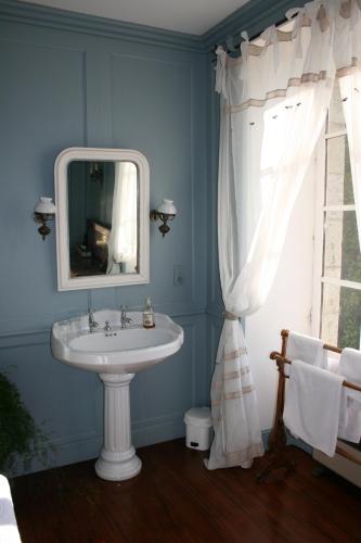 une salle de bain avec un lavabo, un miroir et une fenêtre dans l'établissement Ty Mat B&B, à Lochrist