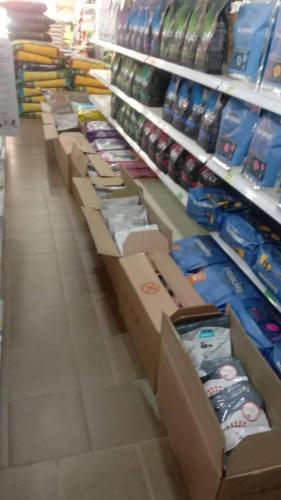 een gangpad in een winkel met dozen bij SHAH alam in Shah Alam