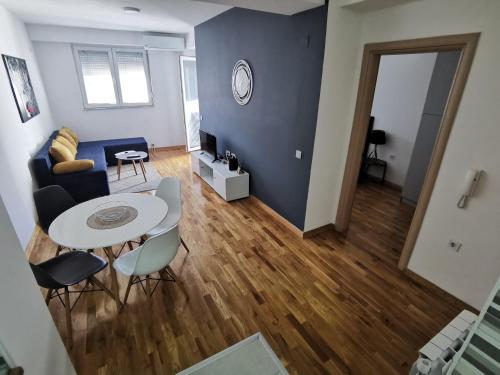 een woonkamer met een bank en een tafel bij Skopje DJS apartment in Skopje