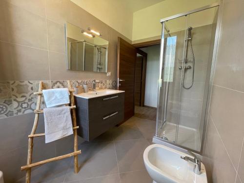 een badkamer met een wastafel, een douche en een toilet bij Agriturismo Nonno Dante - Casa Leccino in Castiglion Fibocchi