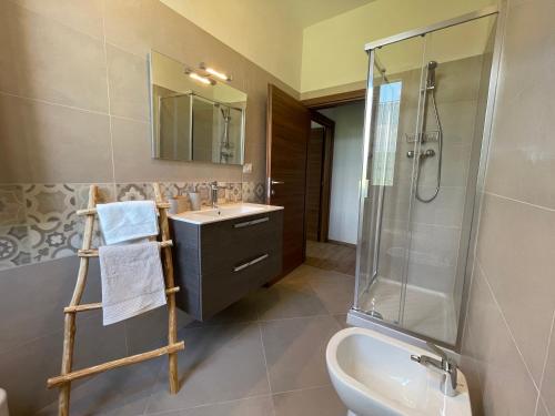 a bathroom with a sink and a shower and a toilet at Agriturismo Nonno Dante - Casa Leccino in Castiglion Fibocchi