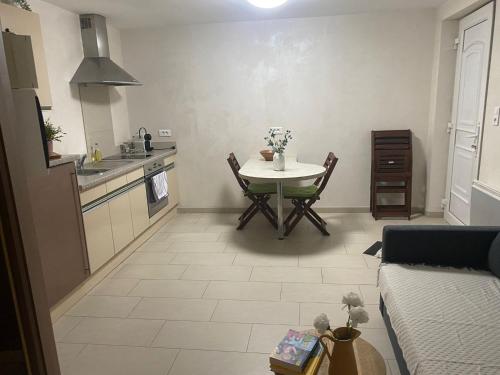 Nhà bếp/bếp nhỏ tại Einliegerwohnung am Wald