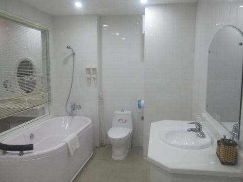 Ett badrum på Phuong Hoang Hotel