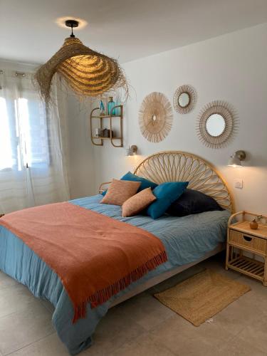 - une chambre dotée d'un grand lit avec des oreillers et des miroirs dans l'établissement Vignarella meublé de tourisme classé 5 étoiles avec terrasse, à Piana