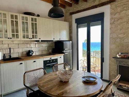 een keuken met een houten tafel en stoelen en een tafel en een keuken met bij VillaVieja17 Studio-Apartments in Alicante