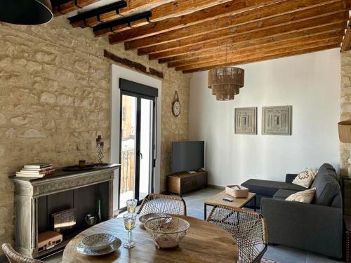 sala de estar con sofá y chimenea en VillaVieja17 Studio-Apartments, en Alicante