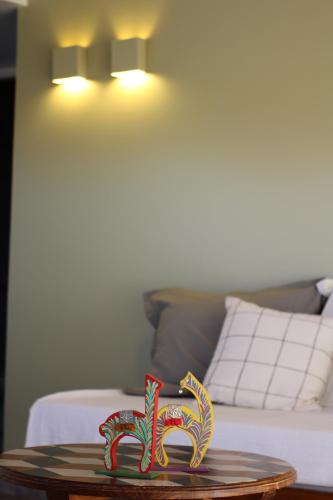 Ein Tisch mit zwei bunten Gläsern auf einem Bett in der Unterkunft Las Marias 21 in San Salvador de Jujuy