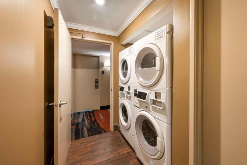 a laundry room with two washer and dryer at Best Western Plus White Bear Country Inn in White Bear Lake