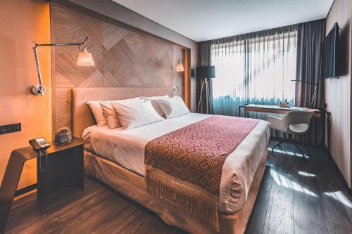 een hotelkamer met een groot bed en een raam bij NH Collection México City Centro Histórico in Mexico-Stad