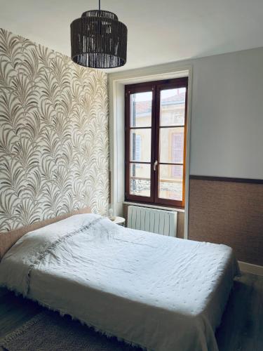 - une chambre avec un grand lit escamotable dans l'établissement Appartement centre de Charlieu, à Charlieu